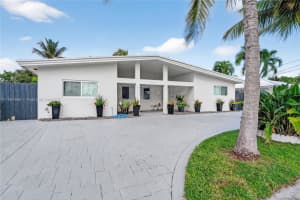 2325 Ne 194 Street, Miami