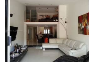 546 Ne 199th Ln 4w, Miami