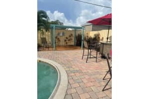 6740 Douglas St, Hollywood