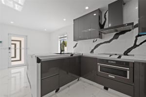 8761 Sw 34th St 8761 Miami, FL 33165 Sold 12/17/25