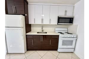 906 Sw 7th Ter 1 Hallandale Beach, FL 33009 - MLS#A11908117