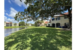 573 Racquet Club Rd 15, Weston