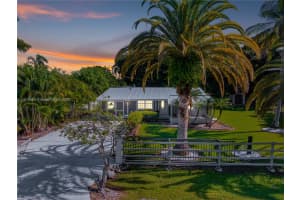 327 Mongomery Ave Fort Myers, FL 33905 - MLS#A11910660