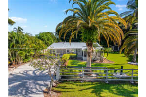 327 Mongomery Ave Fort Myers, FL 33905 - MLS#A11910660