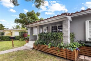 1220 Oriole Ave Miami Springs, FL 33166 - MLS#A11910871