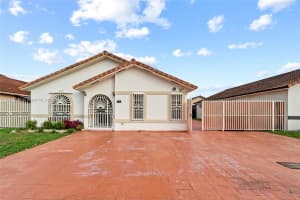 3289 W 76th St, Hialeah