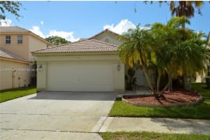 900 Savannah Falls Dr 900, Weston