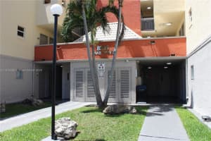 8235 Lake Dr 102, Doral