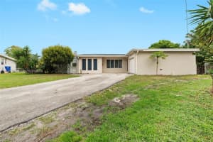 3813 S Lake Ter, Miramar