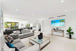 2572 Ne 182nd Ter, North Miami Beach