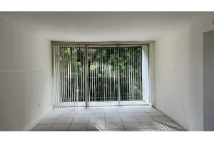 8860 Fontainebleau Blvd 403, Miami