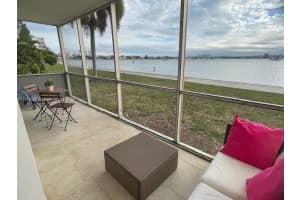 2920 Point East Dr N106, Aventura