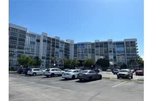 1000 Ne Parkview Dr 325, Hallandale Beach
