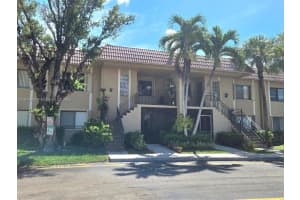 302 Lakeview Dr 102, Weston