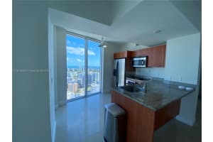 185 Sw 7 St 4212, Miami