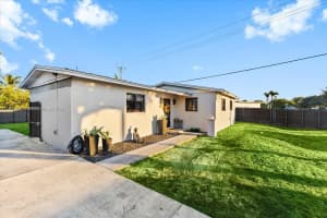 17121 Nw 82nd Ave Hialeah, FL 33015 - MLS#A11916698