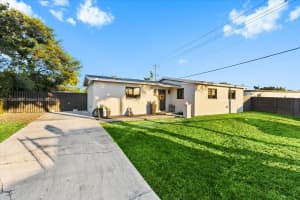 17121 Nw 82nd Ave Hialeah, FL 33015 - MLS#A11916698