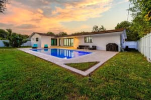 1850 Ne 199th St, Miami