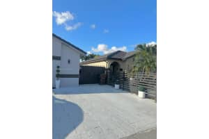 2753 W 68th Pl, Hialeah