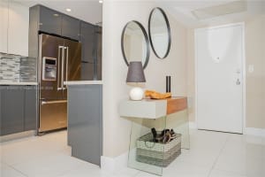 3375 N Country Club Dr 205, Aventura