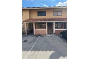 2740 W 61st St 204, Hialeah