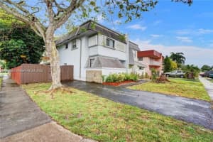 8002 Sw 5th St, North Lauderdale