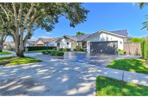 8445 Nw 165th Ter, Miami Lakes