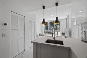 300 S Biscayne Blvd T-1411, Miami