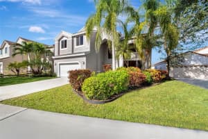 322 Lake Crest Ct, Weston