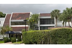 200 Lakeview Dr 111, Weston