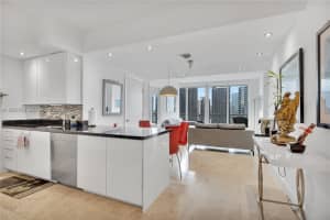 92 Sw 3rd St 3602, Miami