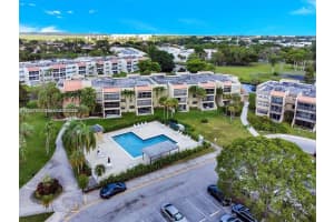 230 Lakeview Dr 107, Weston