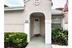 1542 Springside Dr 1542, Weston