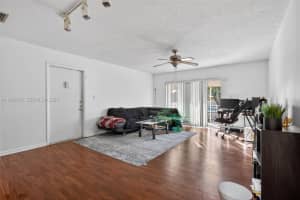 370 E Laurel Dr 6e, Margate