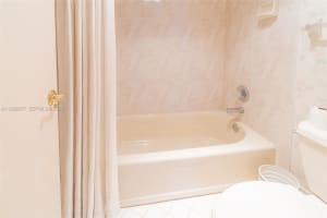 9235 Lagoon Pl 404 Davie, FL 33324 - MLS#A11926677