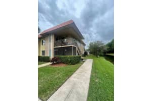 439 Lakeview Dr 106, Weston