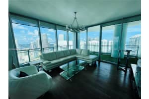 90 Sw 3rd St 4404, Miami