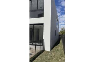 2484 Sw 18th St, Miami