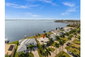 264 Bayshore Dr Cape Coral, FL 33904 - MLS#A11931032