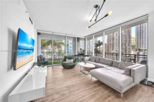 90 Sw 3rd St 1213, Miami