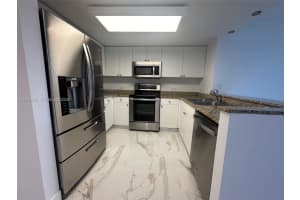 19501 W Country Club Dr 406, Aventura