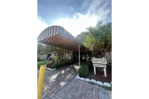 240 Lakeview Dr 307, Weston