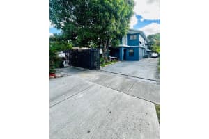 634 E 30th St, Hialeah
