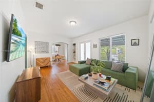 272 Nw 42nd St, Miami