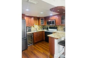 8290 Lake Dr 420, Doral