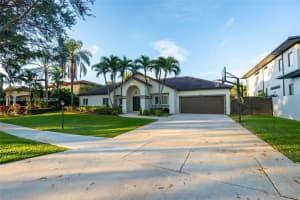 8235 Nw 157th Ter, Miami Lakes