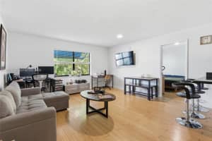 950 Nw 11th St 3b, Miami