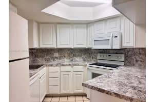 8245 Lake Dr 207, Doral