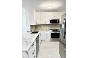 401 Golden Isles Dr 701, Hallandale Beach