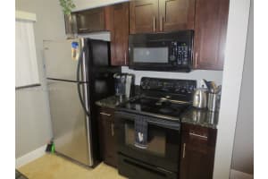 2811 N Oakland Forest Dr 106, Oakland Park